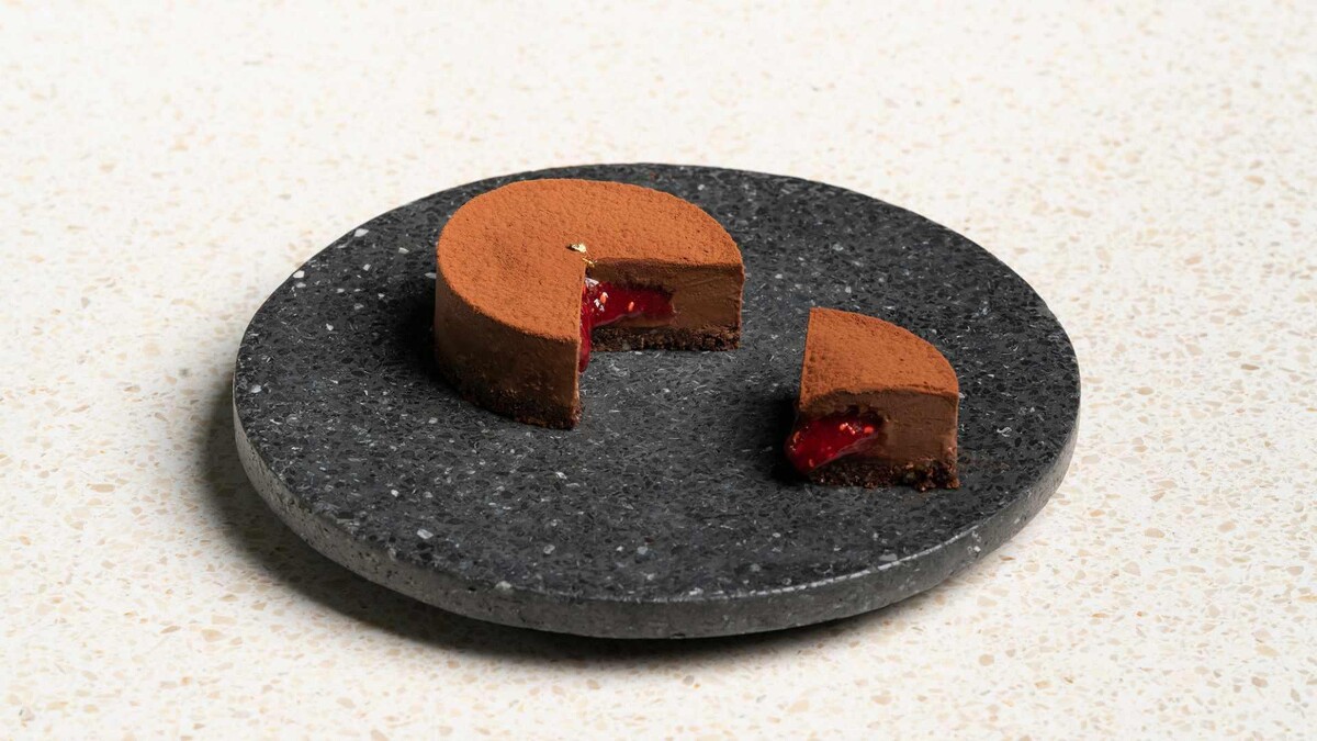 除了焦糖海鹽戚風蛋糕之外，這道生巧克力塔也深受許多客人的喜愛