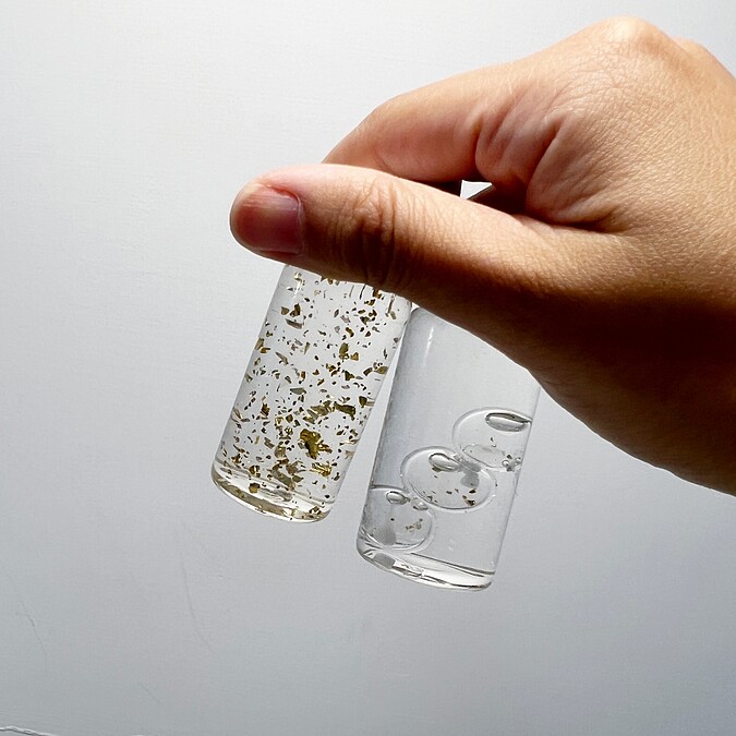 資生堂微膠囊科技示意，左邊為一般粉底液中加入保養成份，右邊膠囊將粉體包覆。