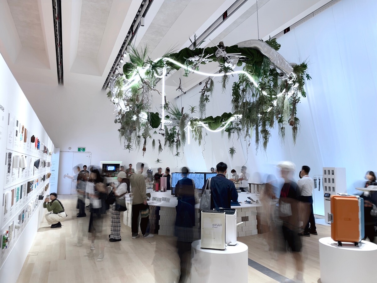 植物規劃品牌「感官花子」設計了大型環生裝置,除了為展場帶來一絲綠意,其背後也有重大含義。