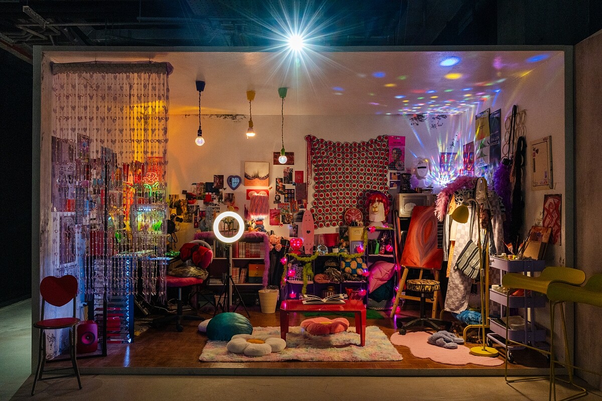 邀請電影美術團隊打造六位青年的房間,每一間都別具風格。