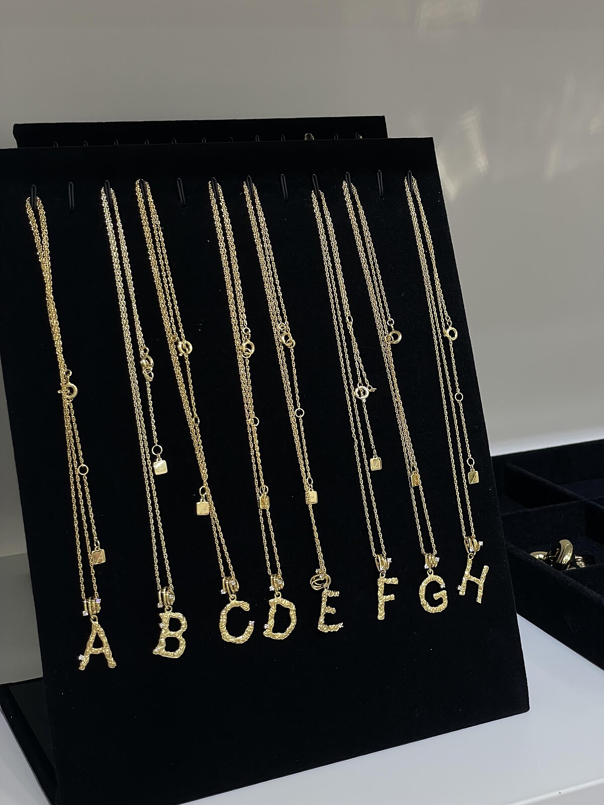 AdornMonde字母項鍊。