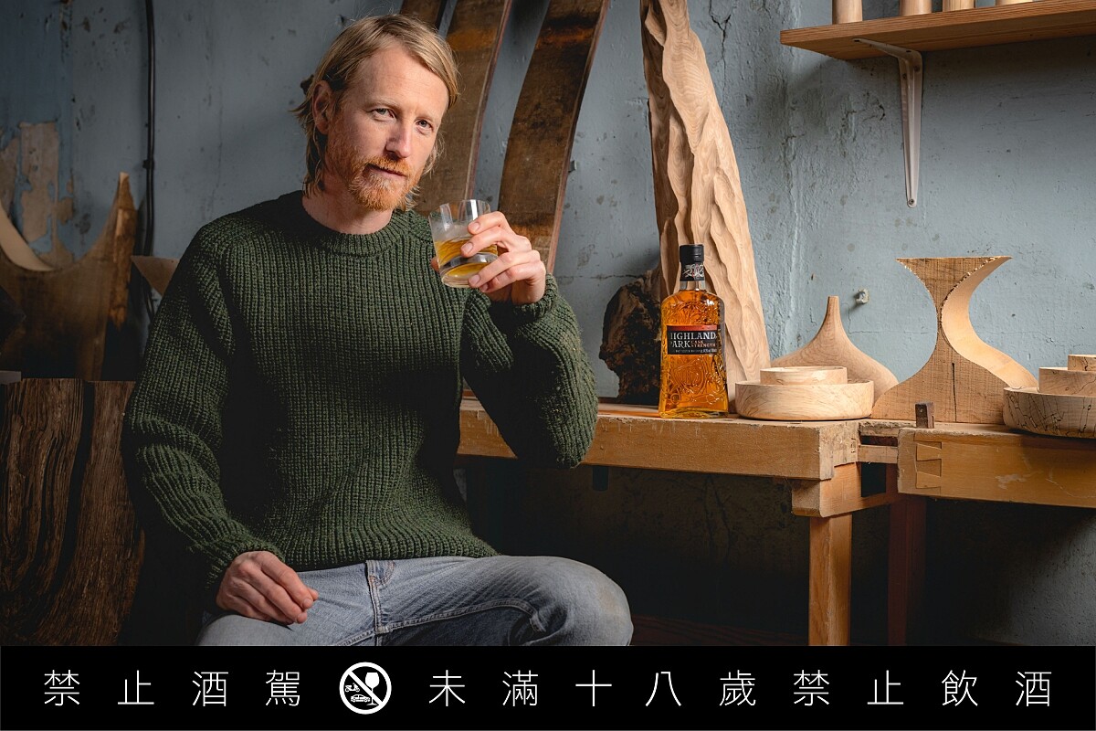 「Cask Strength Release No.4」與英國創意木匠 Jamie Gaunt 攜手合作雕塑作品。