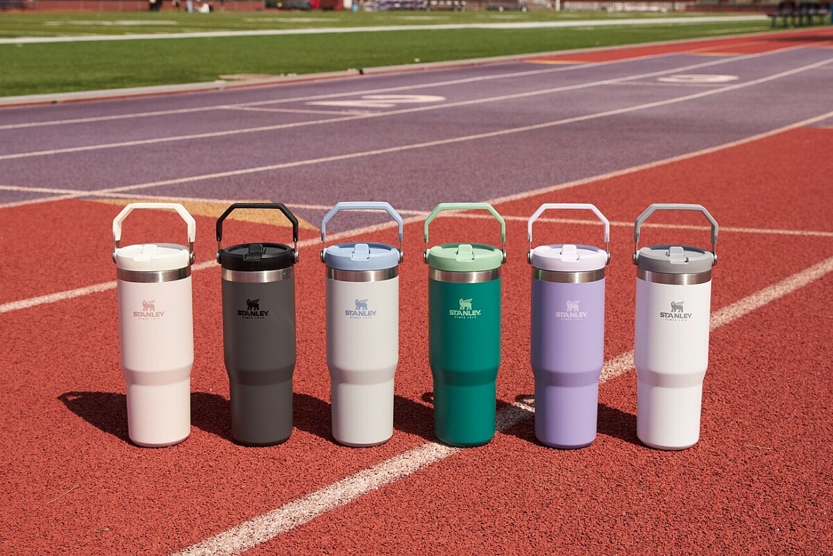 Stanley推出「IceFlow手提式吸管杯」此為Stanley經典系列。