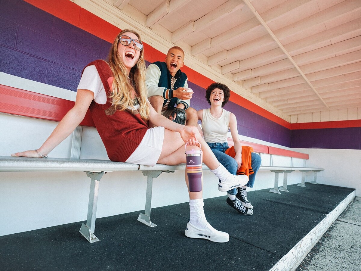 Stanley新品「IceFlow手提式吸管杯」帶有濃厚Varsity經典美式校園風。