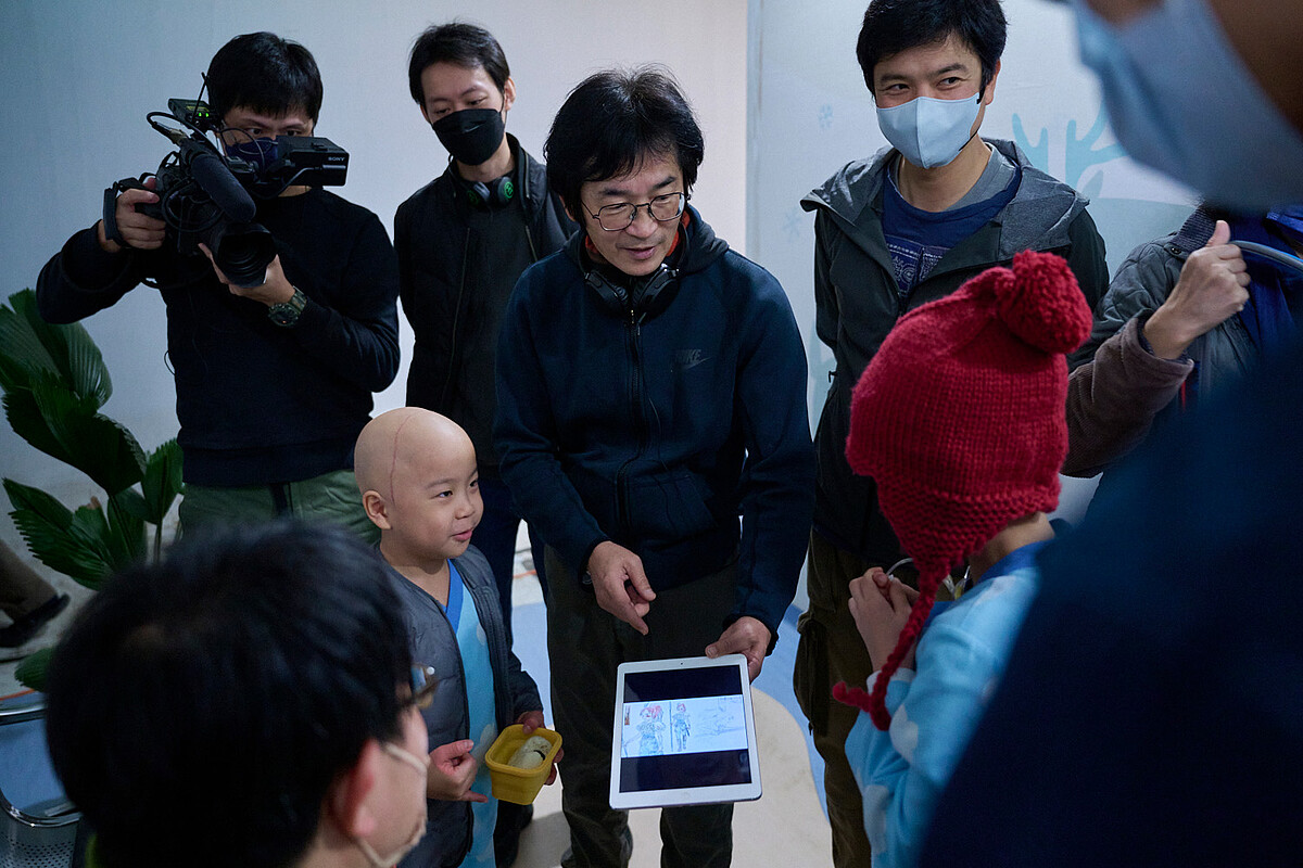 七位飾演病童的演員將以透過動畫形式化身小勇士對抗惡魔軍團，圖為導演魏德聖向演員們介紹動畫人物。