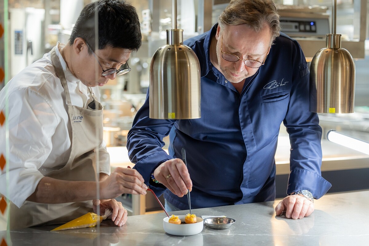 德籍名廚 Thomas B&uuml;hner 與港籍行政主廚Xavier Yeung （楊展浩）。 