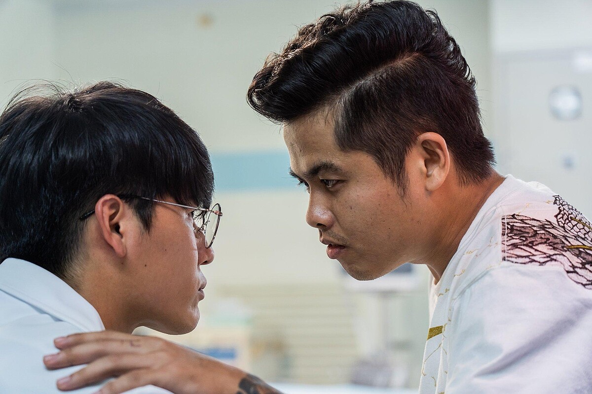 住院醫阿鬼(左)遵守醫院規則以免事後被告，但對於病人家屬阿亮(右)只管救人別囉嗦