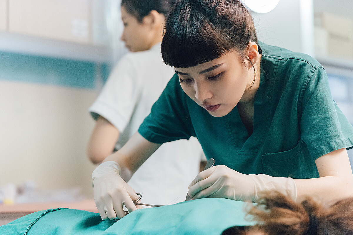 緹娜本是熱愛外科、喜歡執刀的年輕醫生，卻被撕裂的醫病關係，搞得提不起熱情