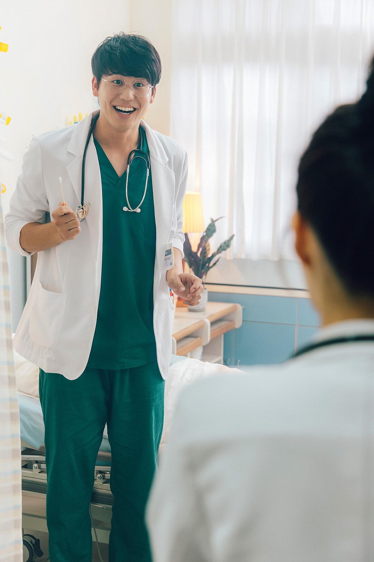 阿鬼思念自己的爺爺，對於臥病在床的黑腳阿公有移情作用，宛如親孫如侍在側