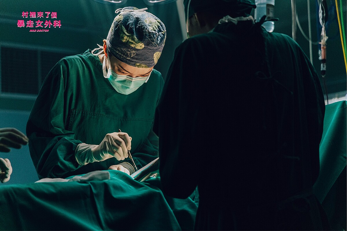 小劉醫生知道胡P為何指定她主刀，不是因為醫術最高，而是她會拚了命救他