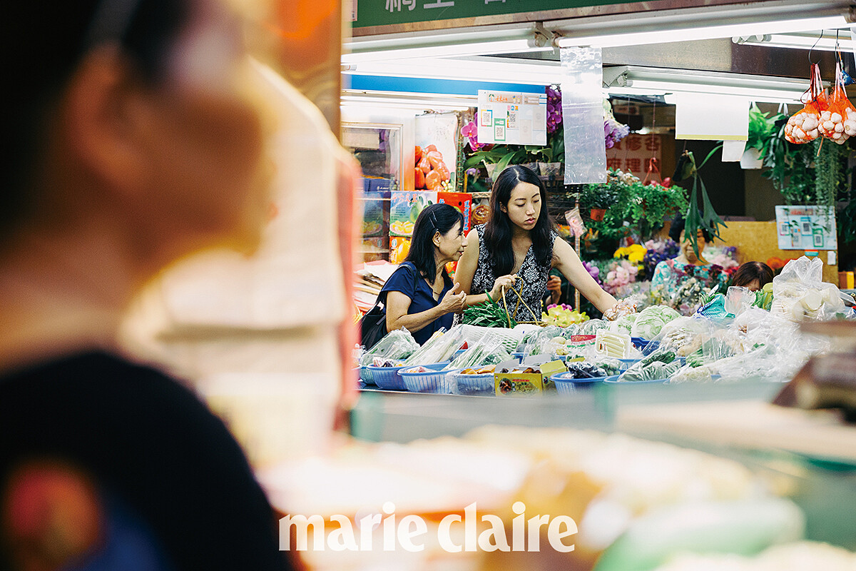 採訪這天，《美麗佳人》隨著 Clarissa 與Ivy來到鄰近「Ivy料理教室」的天母士東市場，進行事前採購。
