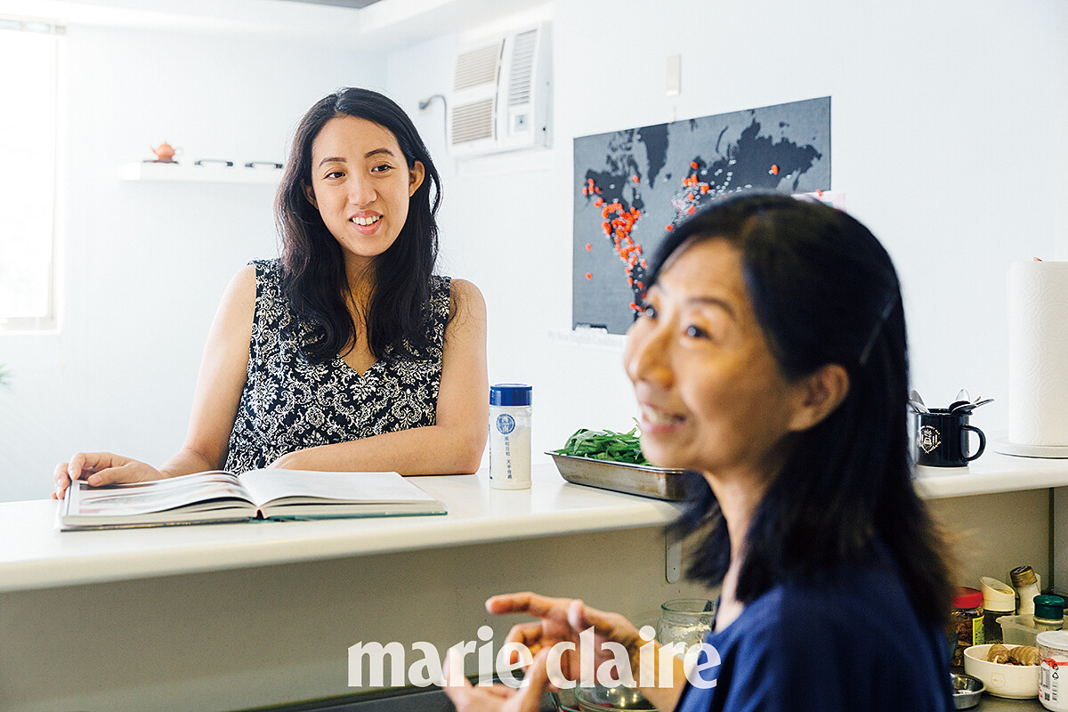 Clarissa 與Ivy一邊示範書中的熱炒料理「沙茶牛肉」,一邊暢談為兩年前一人磨刀一人磨筆的趣事。