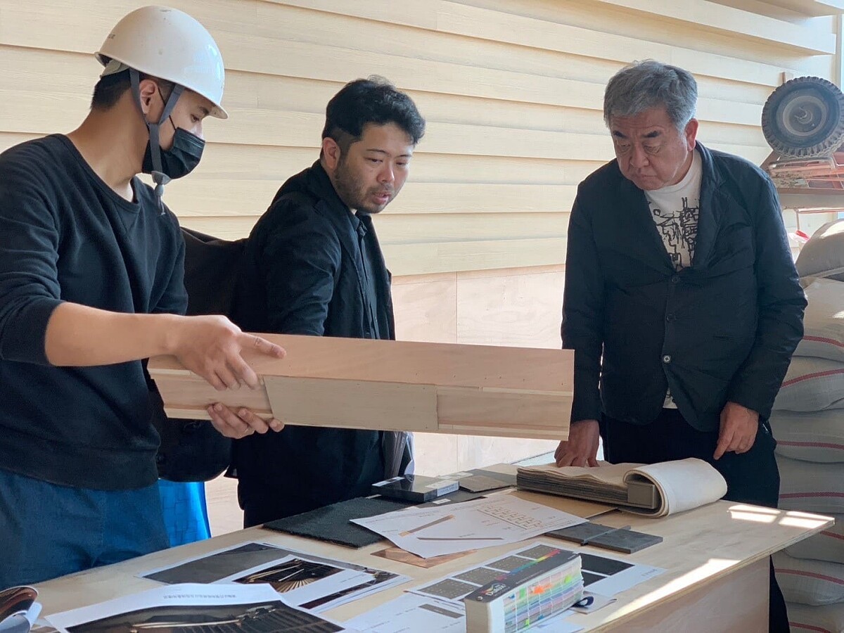 隈研吾本人也特地前來台灣視察餐廳施工現場。