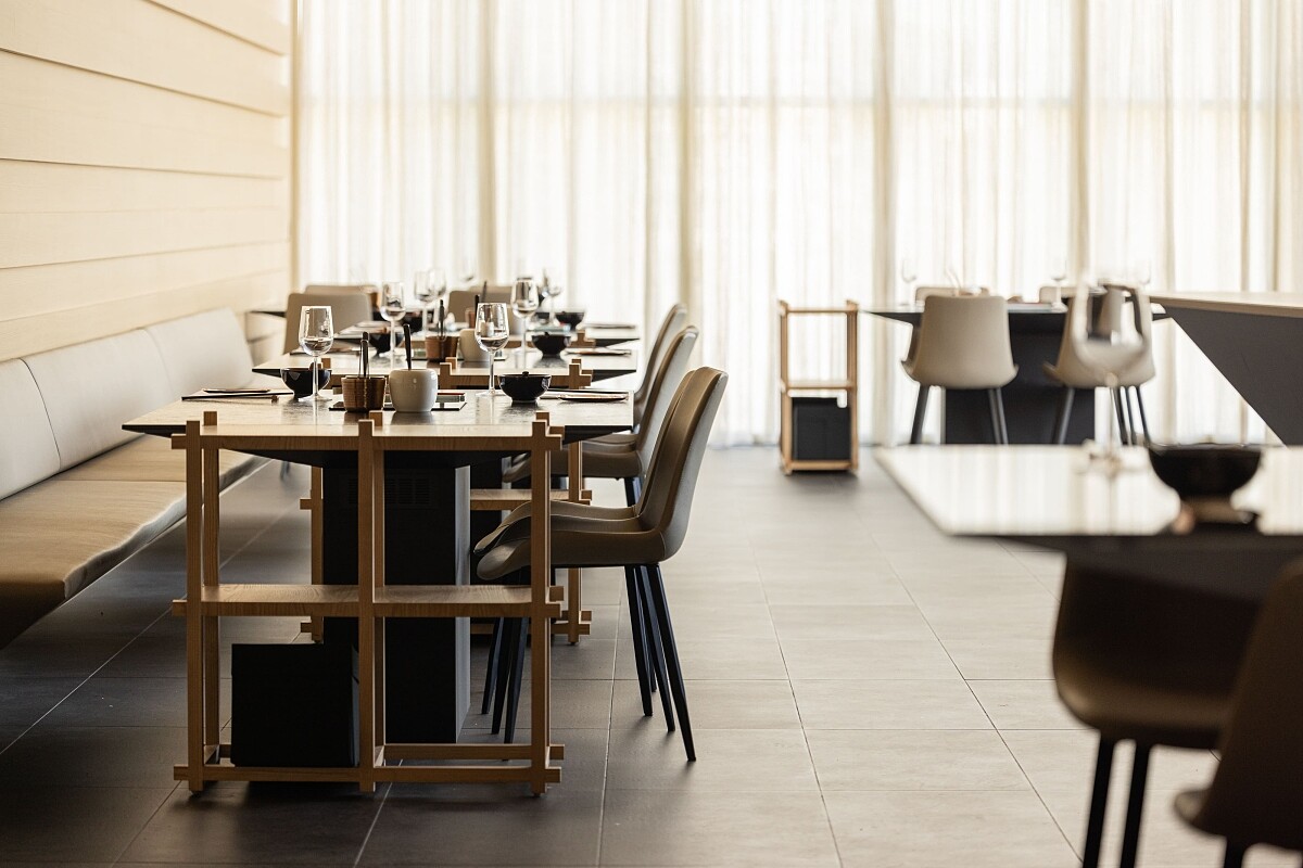 餐廳的動線與桌距擴大，讓用餐者擁有愜意、私密的舒適尺度。