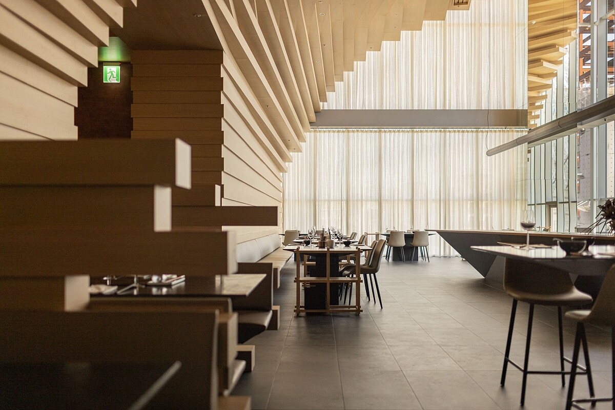 「明粵」也同樣地將經典的「重複疊加」手法堆疊木質構件，模擬了台灣沿海常見的海蝕洞地景。