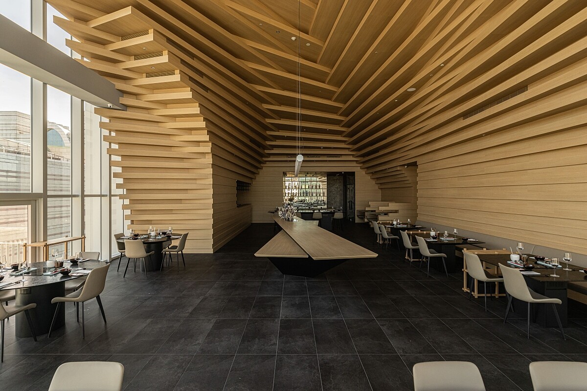 再透過高帷幕玻璃引進光線,空間即有了光影流動變化。