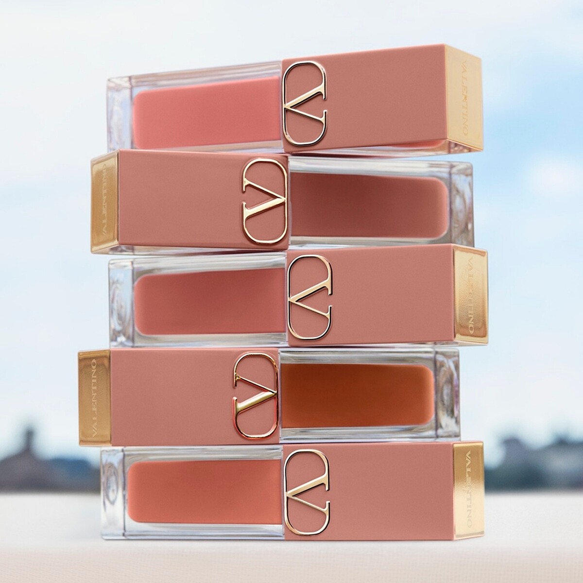 VALENTINO柔霧唇頰露LIQUIROSSO情境圖。