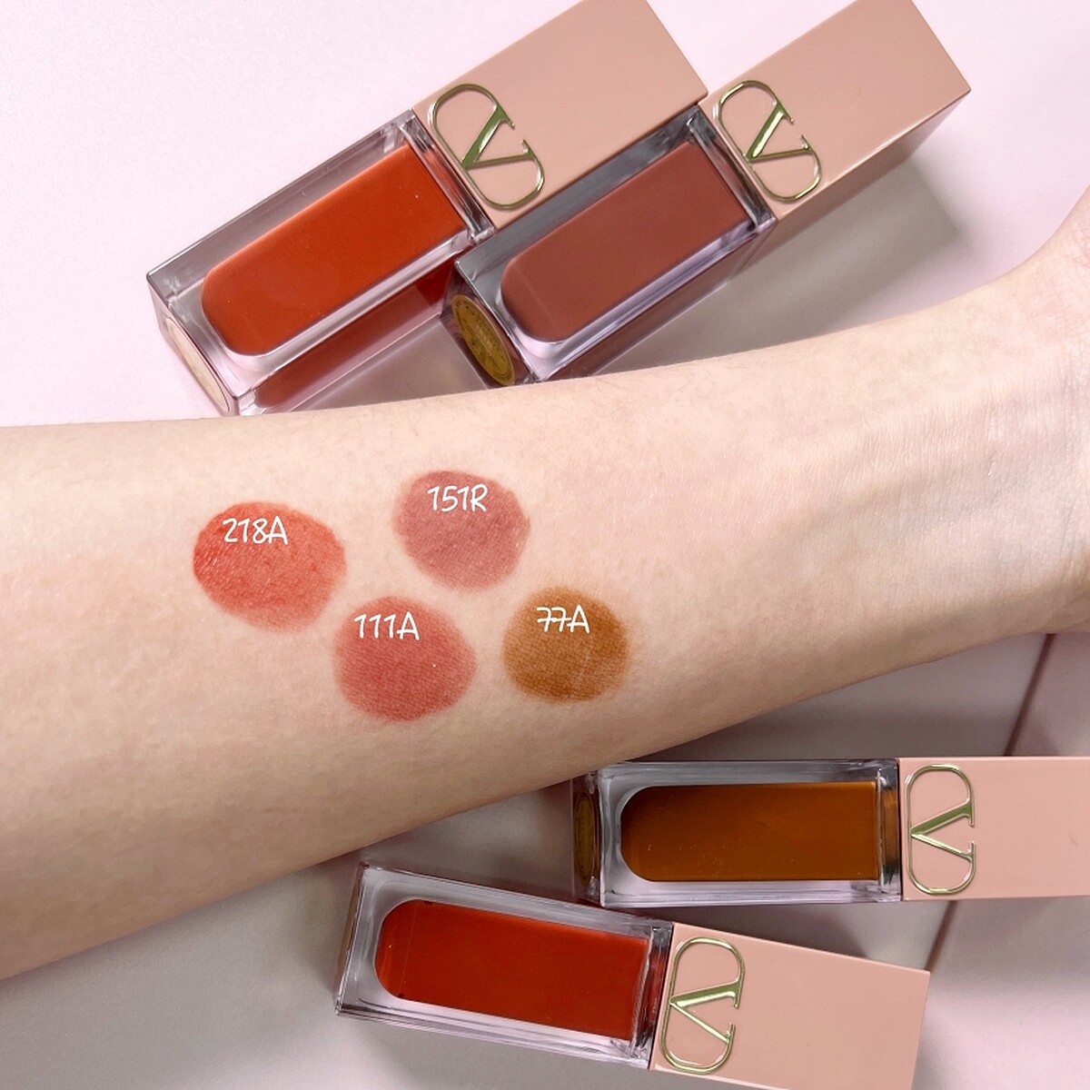 VALENTINO柔霧唇頰露主打色手部試色。