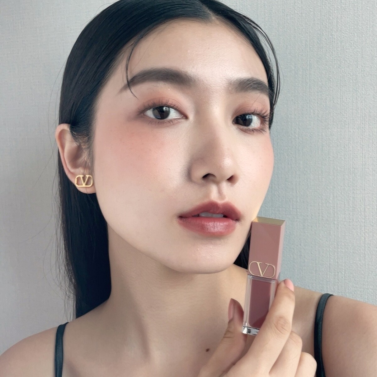 VALENTINO柔霧唇頰露151R用於眼影、腮紅與唇。