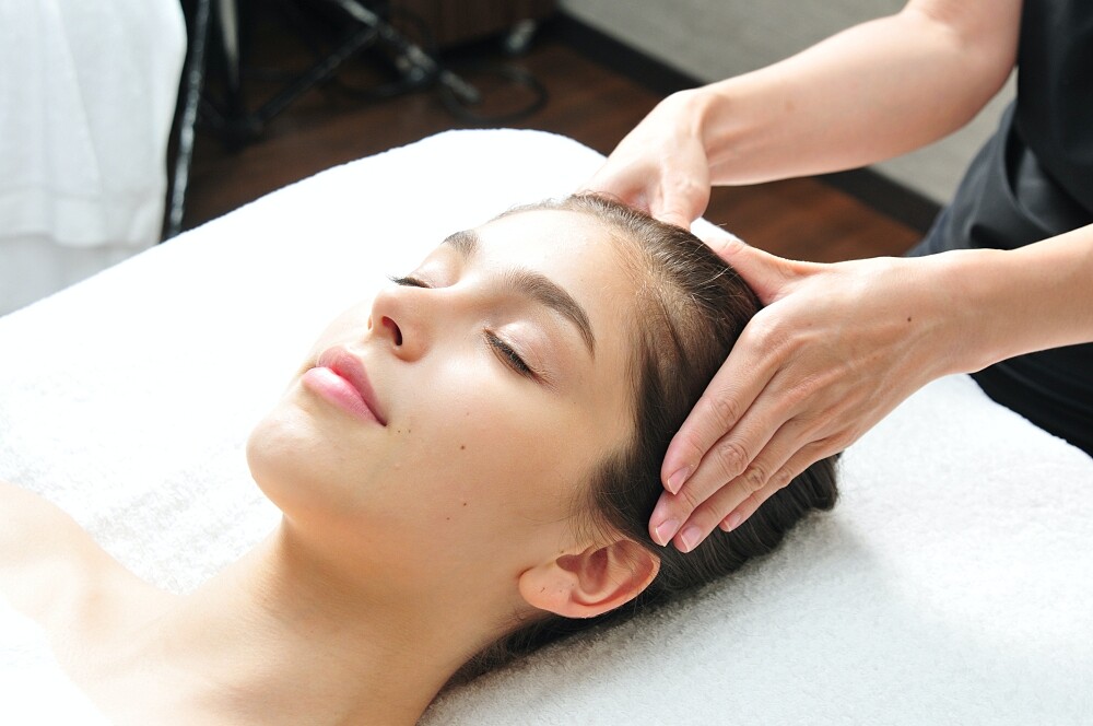 AROMATHERAPY ASSOCIATES極致全方位臉部保養示意。