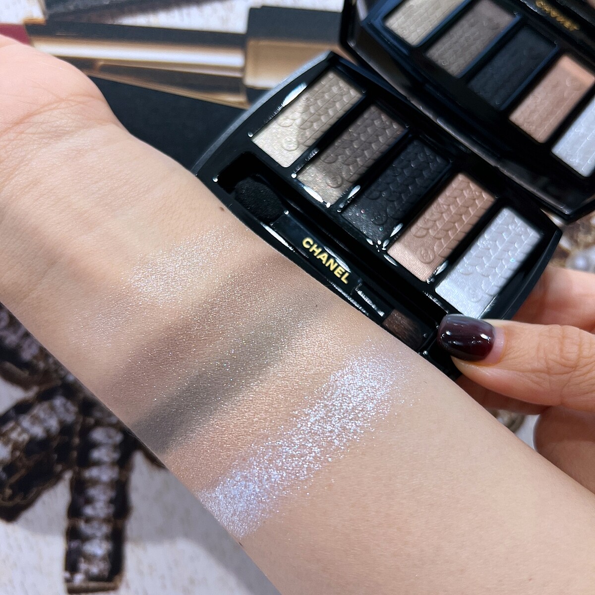 香奈兒亮片刺繡五色眼影手部試色。