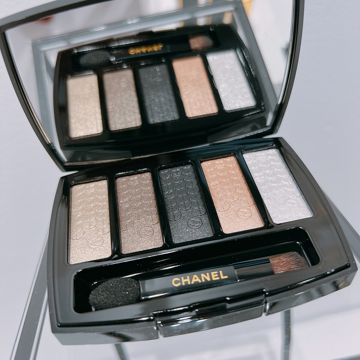 香奈兒亮片刺繡五色眼影實拍。