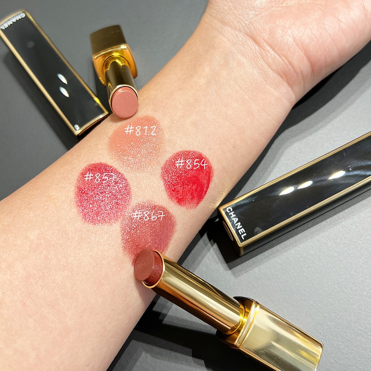 香奈兒超炫耀精萃唇膏金燦版#812、#854、#857、#867手部試色。