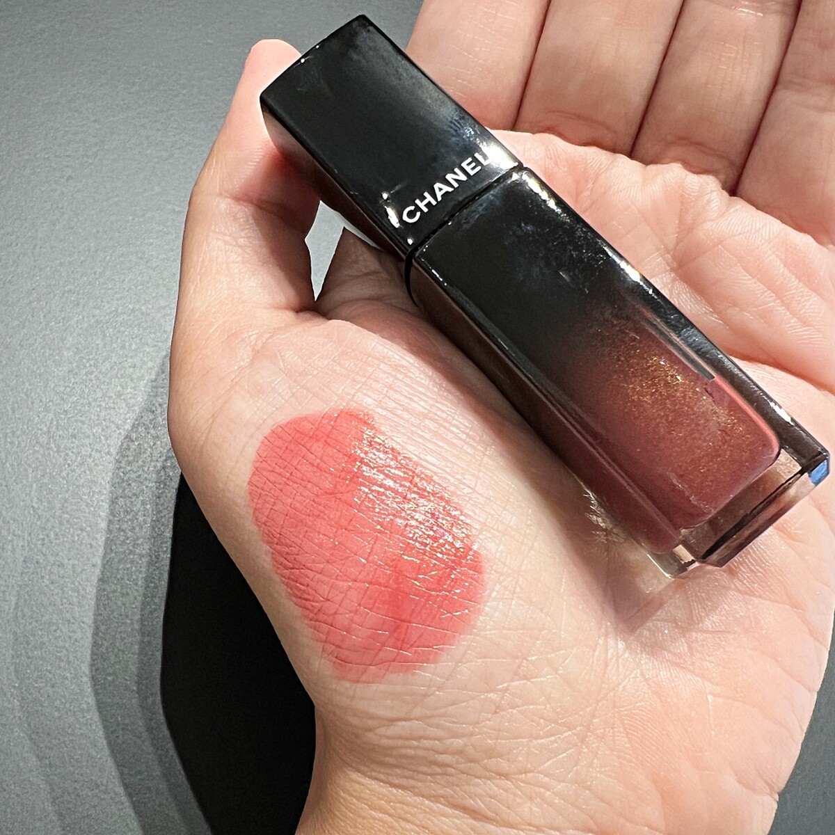 香奈兒超炫耀釉光唇萃#88手部試色。