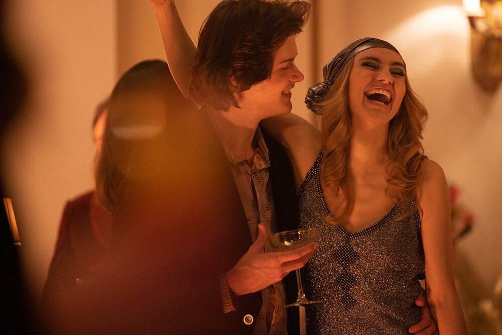 《達利：慾望之謎》＿達利夫妻喜愛開趴，從中獲取創作靈感＿克里斯多福布瑞尼（左）、蘇琪沃特豪斯（右）