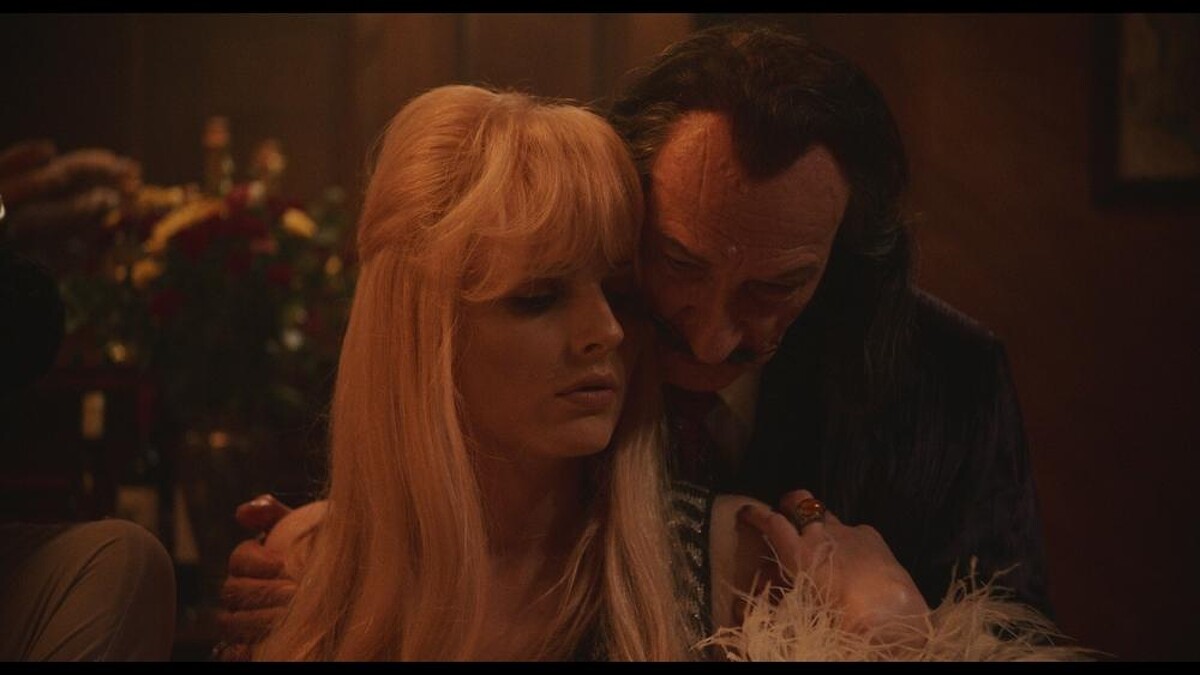 《達利：慾望之謎》＿達利（班金斯利 Ben Kingsley飾演）晚年視「迪斯可皇后」阿曼達李爾為繆思（Amanda Lear；變性超模安德瑞雅珮奇 Andreja Pejic飾演）