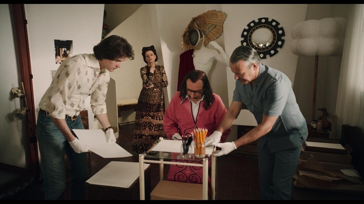 《達利：慾望之謎》＿達利簽了許多空白紙因而假畫猖獗＿右起＿魯伯特格雷夫斯、班金斯利、芭芭拉蘇可娃、克里斯多福布瑞尼