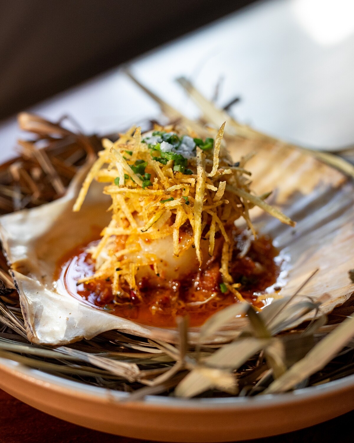 Chef Benjamin 創作的「原木燒烤干貝」。