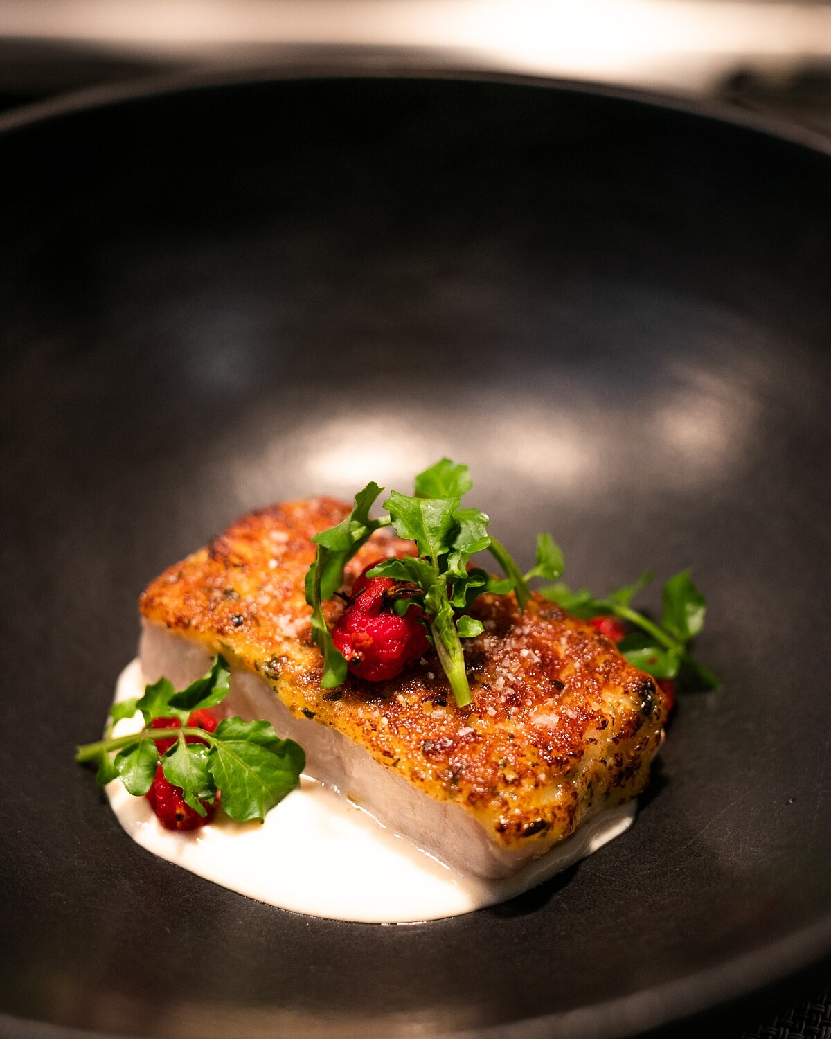 「爐烤香料酥皮鱈魚」。