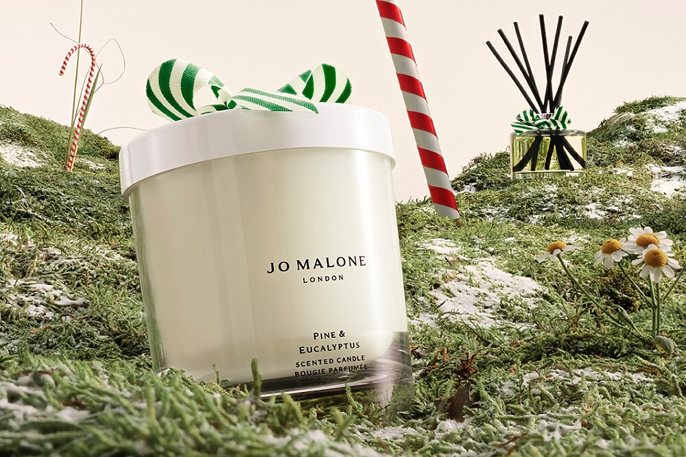 Jo Malone London 2023童話薑餅聖誕松木與桉樹香氛工藝蠟燭200g，NT2,950。童話薑餅聖誕松木與桉樹擴香165ml，NT4,260