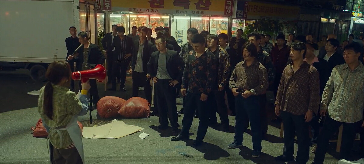 吉中干(左背對者)以一擋百，據說讓當時整體犯罪率下降