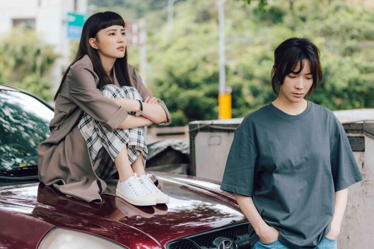 杜妍(左)飾演年輕住院醫緹娜，滿腔熱血的她漸漸理解小劉醫生暴走的理由