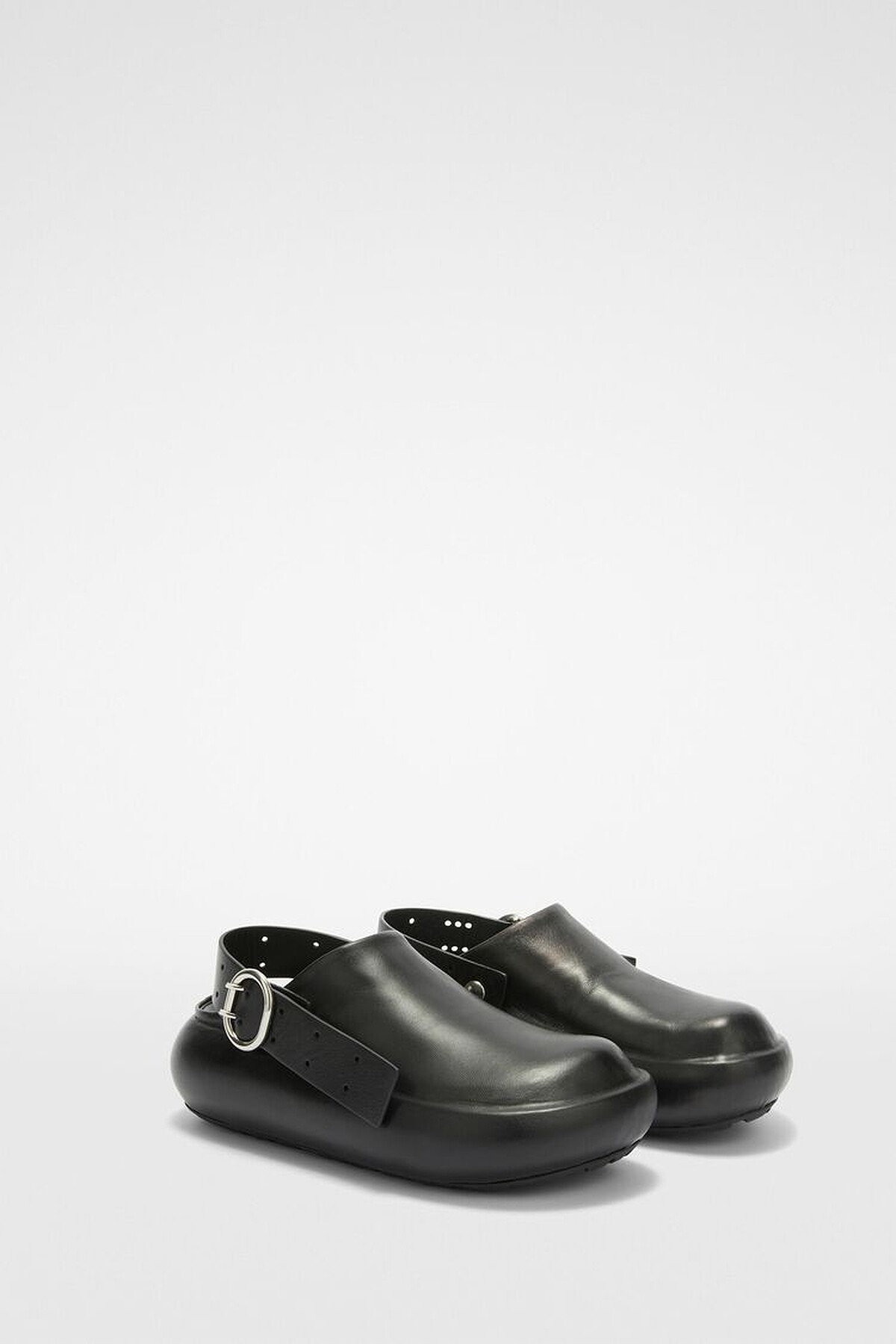 Jil Sander 皮革木底鞋,NT$39,980。
