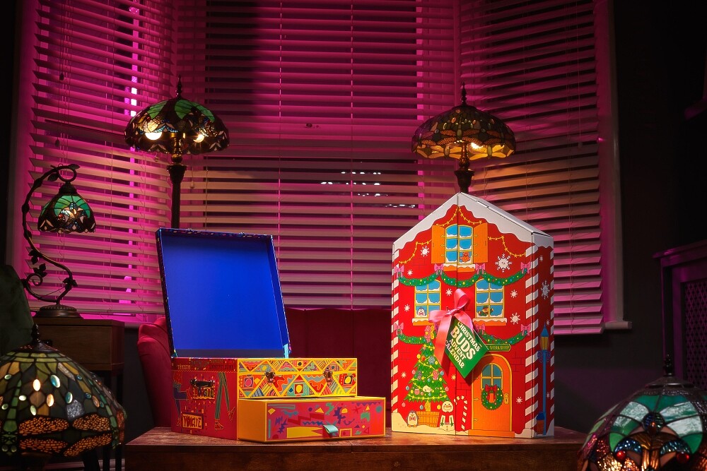 LUSH在盒子裡開派對，推出兩款可重複使用2023年聖誕倒數月曆禮盒。