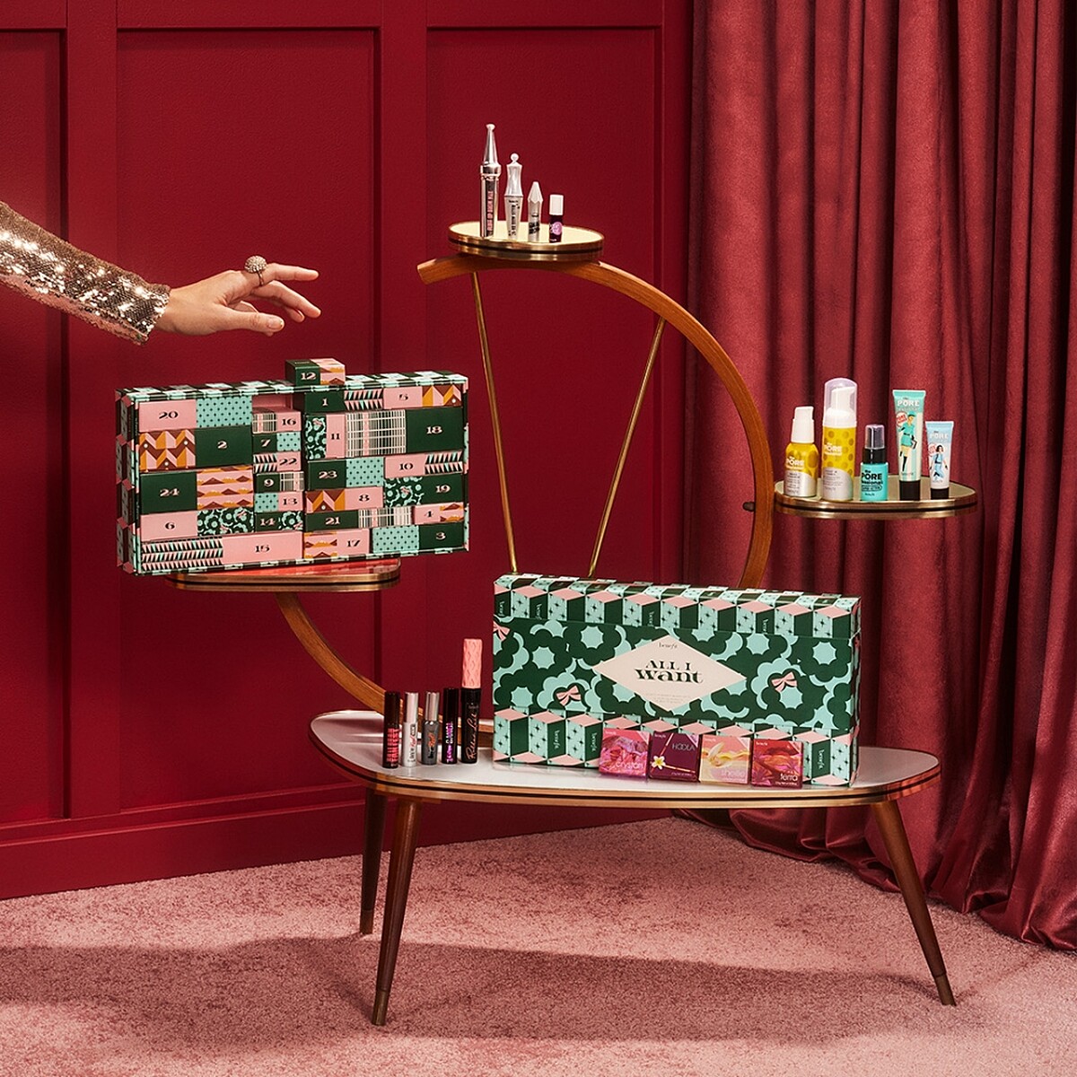 benefit 2023迎接2024到來的日曆主視覺。