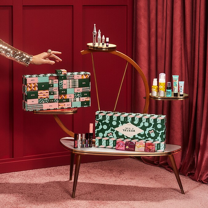 benefit 2023迎接2024到來的日曆主視覺。