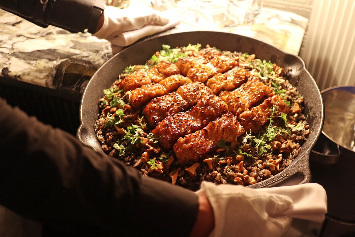 乾巴蕈黃菇松子香飯完整的樣貌，外形酷似西班牙海鮮飯（paella）。