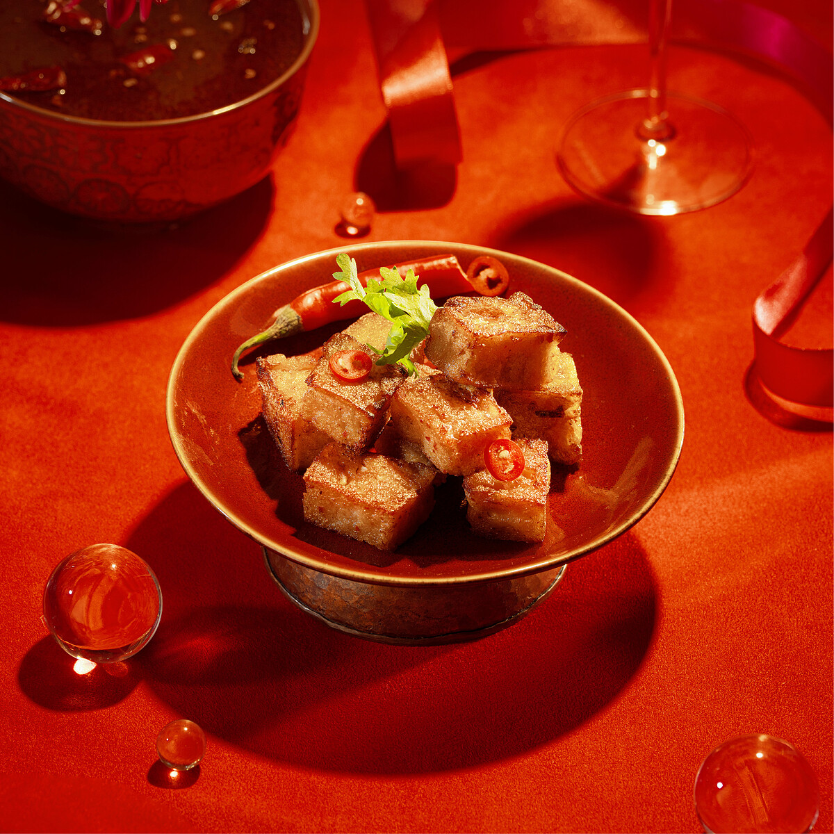 梁家瘋味的經典口味『原味爆絲蘿蔔糕』 加入賈以食日台港澳人氣口碑料理「川辣 鴨血冬粉」的川味麻辣醬堆疊出花椒的麻感和香勁，
