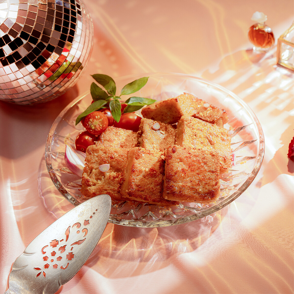 賈以食日的異國風味料理「泰式酸辣粉」 泰味冬蔭酸辣醬融合梁家瘋味全台首創的台南虱目魚蘿蔔糕而成，酸辣帶勁襯托出白蘿蔔的鮮甜，讓人開胃一口接一口。