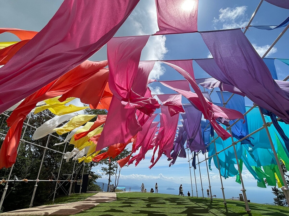 超好拍照的「彩虹窗簾」。