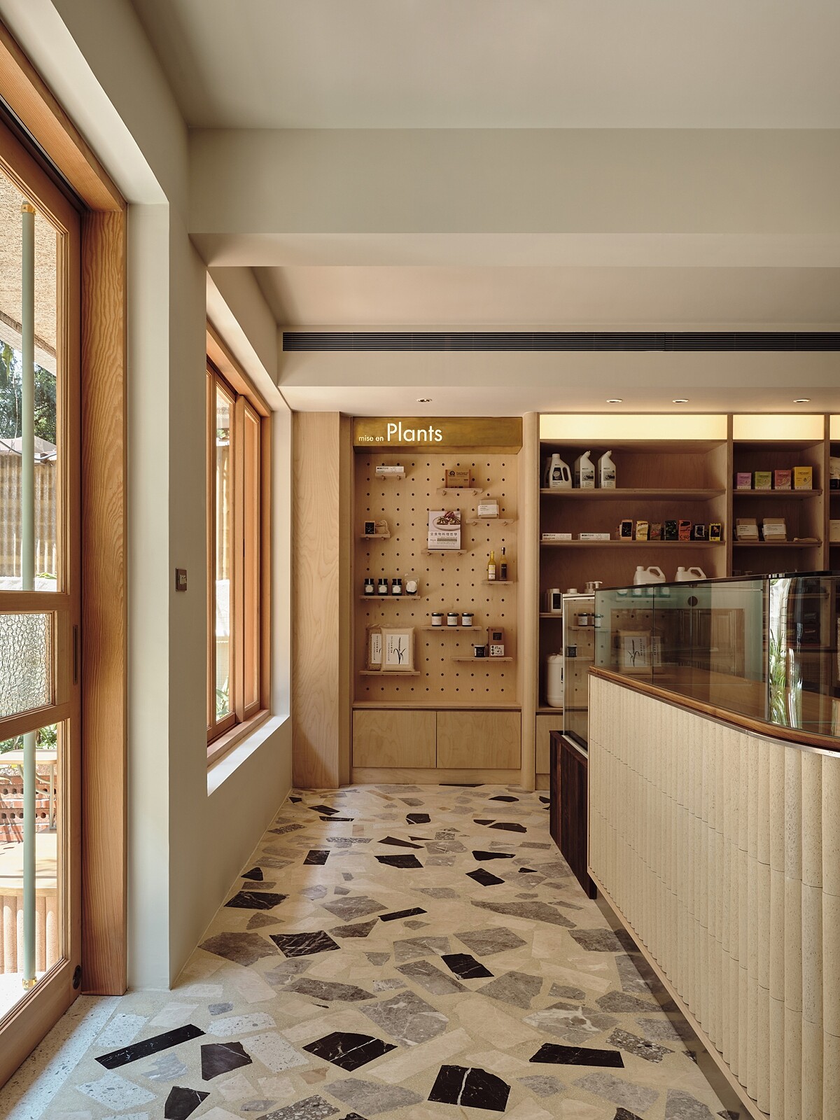 大理石邊角料加上磨石子工法做成的地板。