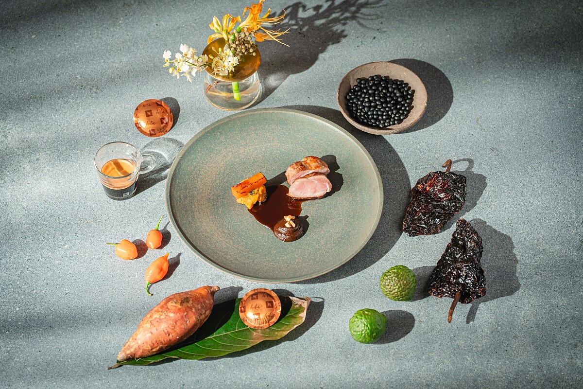 以南美料理經常使用的乾辣椒、香料、巧克力熬煮出巧克力醬汁。