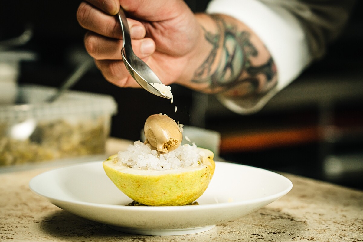 將取籽後的芭樂挖成碗狀做為甜點。