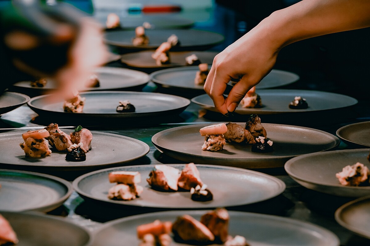 三位主廚共同為2023最終版新饗盛宴打造以咖啡入菜、永續為題的期間限定菜單。