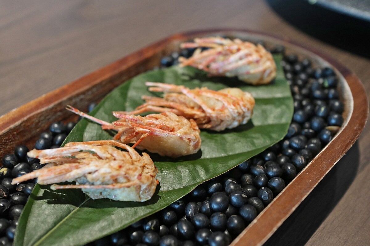 隨菜附上蝦頭一起享用，不浪費任何可食用的部位。