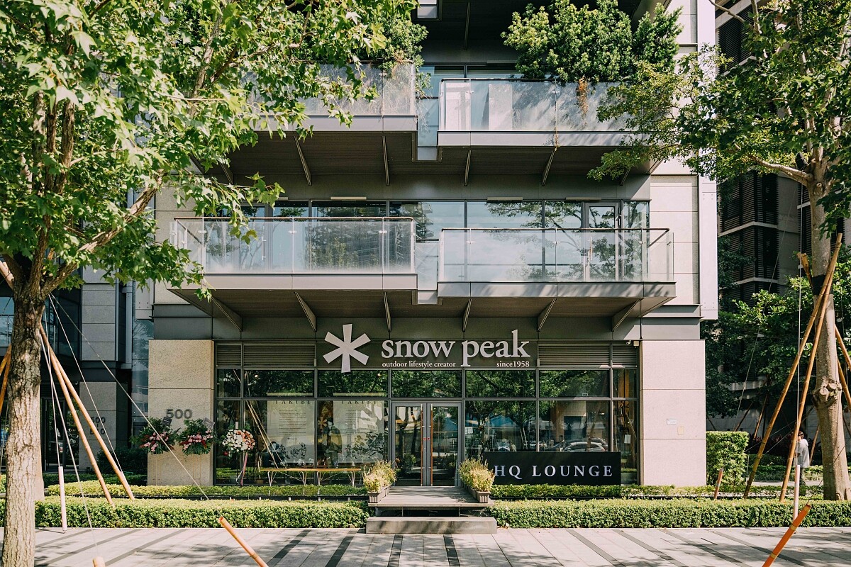 全台最大旗艦店「Snow Peak HQ LOUNGE」位於捷運士林站。